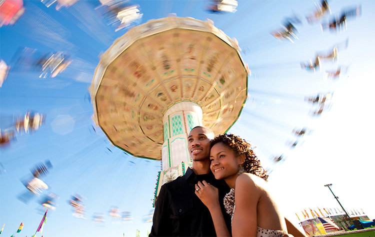 Amusement parks provide plenty of locations for cute pictures. | The Dating Divas