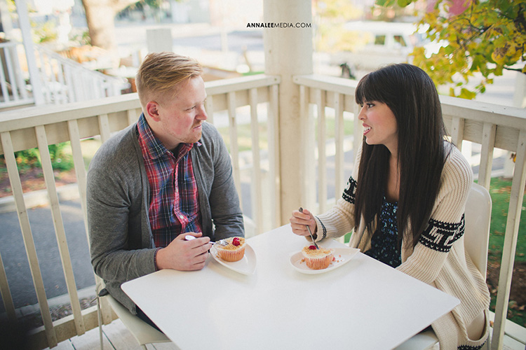 Disfruta de una bebida en una cafetería para tus fotos de pareja. | The Dating Divas