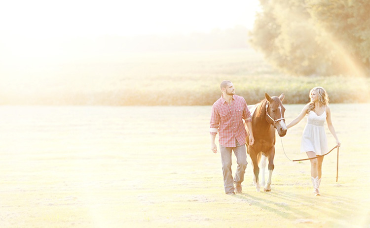 Bring along a horse or just visit the country for your couple pictures. | The Dating Divas