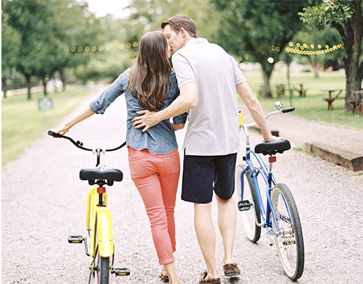 Usa las bicicletas como atrezzo para las fotos de pareja. | The Dating Divas