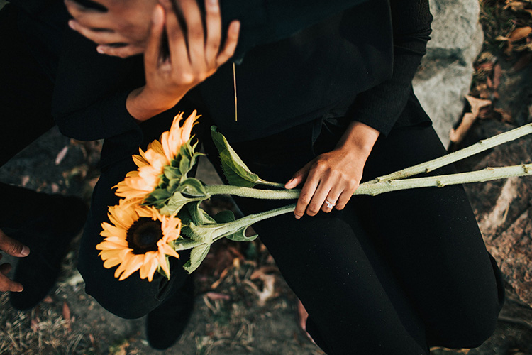 Bring flowers for a sweet picture with your honey. | The Dating Divas