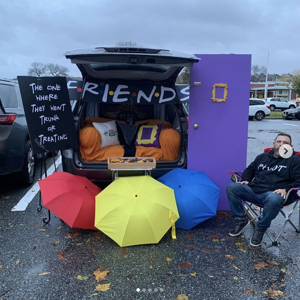 A car trunk decorated as a scene from the TV show Friends. A fun trunk or treat decorating theme! | The Dating Divas