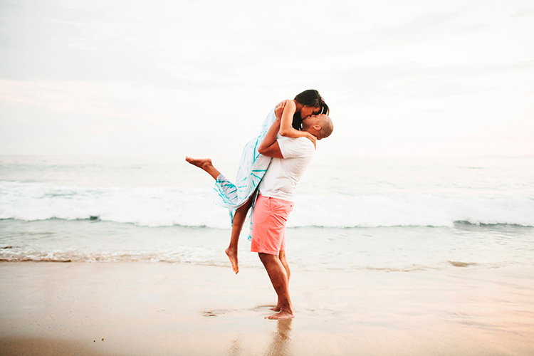 Lift Your Love for this Couple Pose - www.TheDatingDivas.com Lift your sweet girl up for a cute couple pose. | The Dating Divas