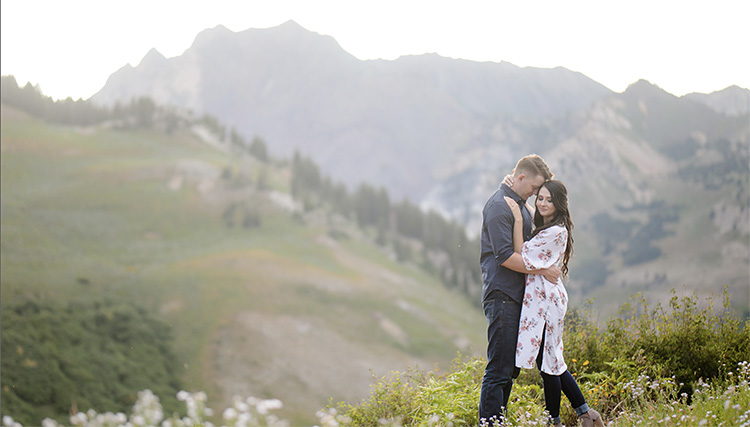 Las bonitas poses de pareja son posibles con una localización de montaña. | The Dating Divas