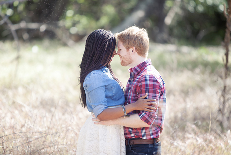 These Engagement Photo Ideas are So Cute! 35 Non-Cheesy Photo Poses For  Couples! - Praise Wedding