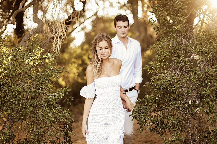 Focus on One Person Couple Poses - www.TheDatingDivas.com Focusing on one person is an artistic couple picture idea. | The Dating Divas