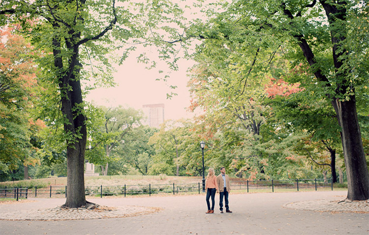 Obtén ideas de fotos de pareja en lugares del parque. | The Dating Divas