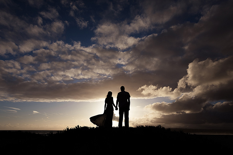 A striking silhouette needs to be on the top of your couple poses list. | The Dating Divas