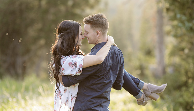 30 Romantic and Fun Pre-Wedding Photoshoot Poses - VideoTailor