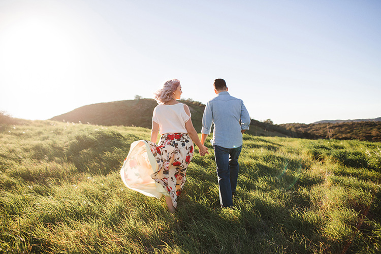 Consigue la toma desde atrás con esta pose de pareja caminando. | The Dating Divas