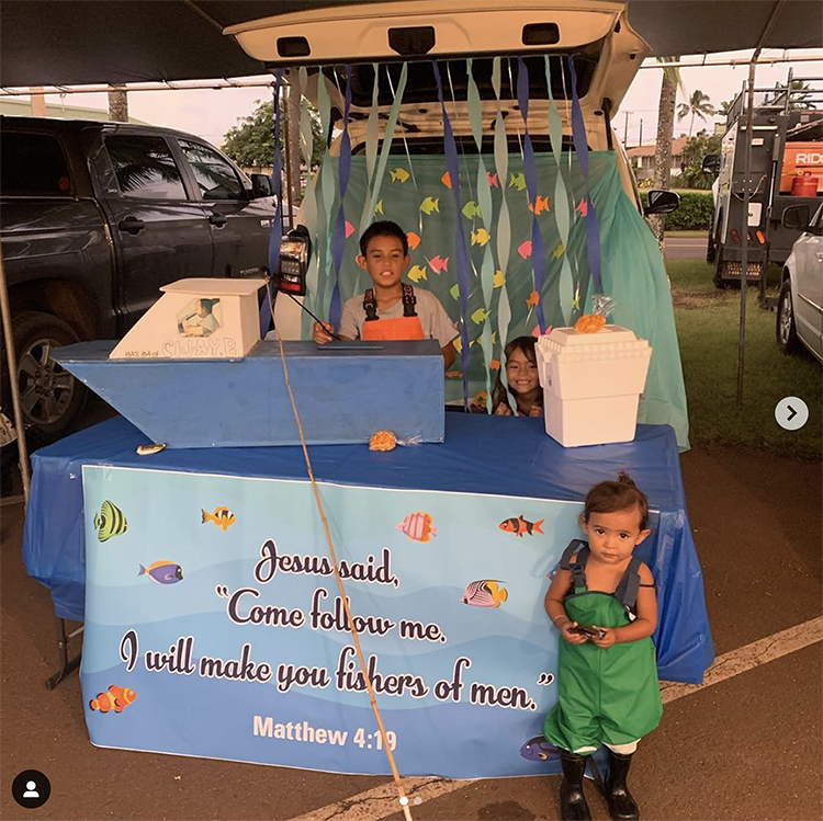 A trunk decorated with an under the sea theme. A sign quotes the scripture in Matthew in the Bible that says "I will make you fishers of men". This is an easy trunk or treat theme for church! | The Dating Divas