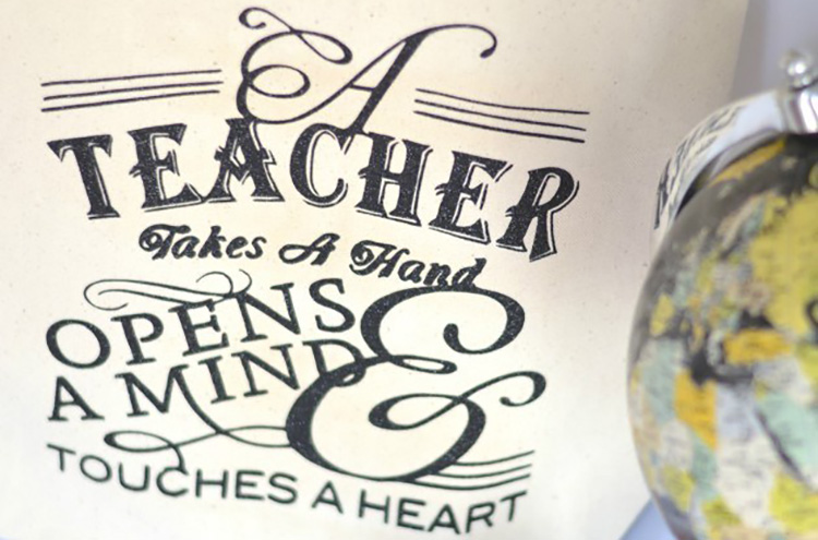 Teacher appreciation tote bag that you can DIY. | The Dating Divas