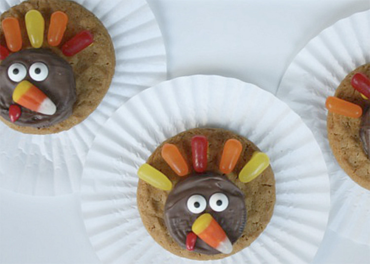 Use these fun Thanksgiving food ideas to make candy turkeys. | The Dating Divas