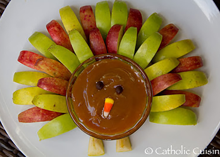 Thanksgiving food ideas for finger foods - a Caramel apple turkey! | The Dating Divas