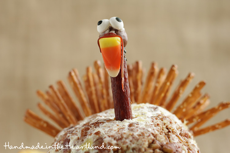 Make your guests smile with this turkey-shaped Thanksgiving cheeseball. | The Dating Divas