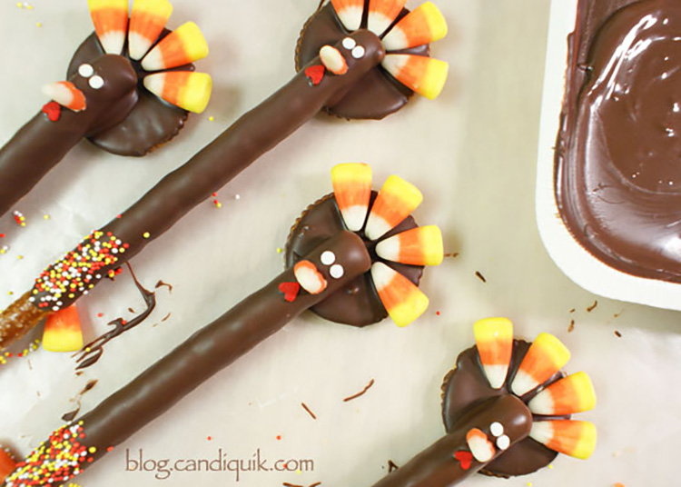 Delicious and fun Thanksgiving desserts with pretzel rods. | The Dating Divas.com 