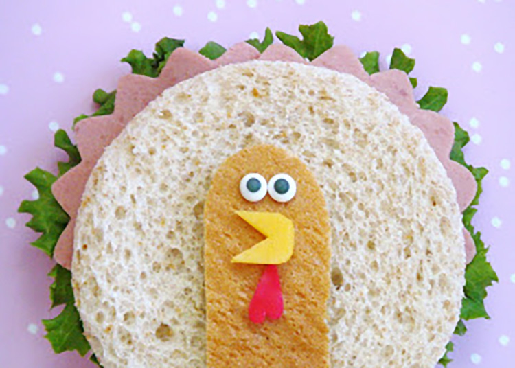 Thanksgiving treats for kids are the way to get them to eat! I love this little turkey sandwich. | The Dating Divas