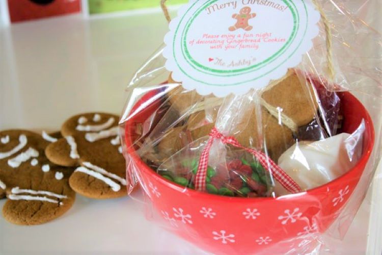 A gingerbread man decorating gift kit | The Dating Divas