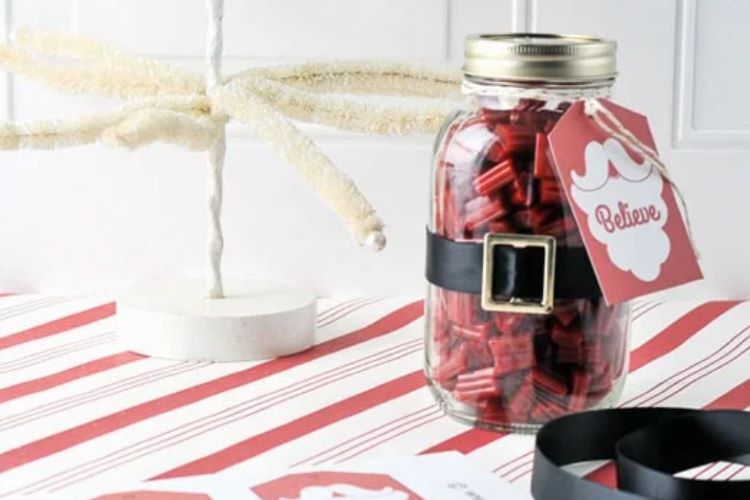 An easy DIY Christmas gift jar filled with candy | The Dating Divas