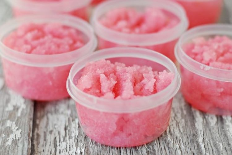 Homemade peppermint scrub DIY Christmas gift for 2020 | The Dating Divas