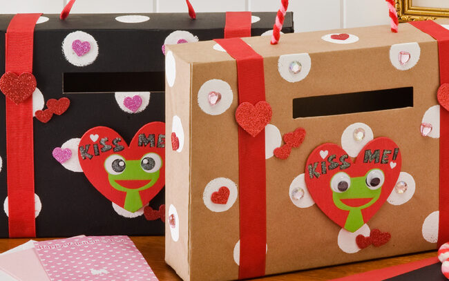 Valentine boxes with Kermit the Frog that say "Kiss me" | The Dating Divas