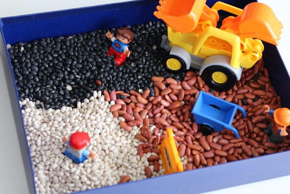 Bean sensory bin for toddlers | The Dating Divas