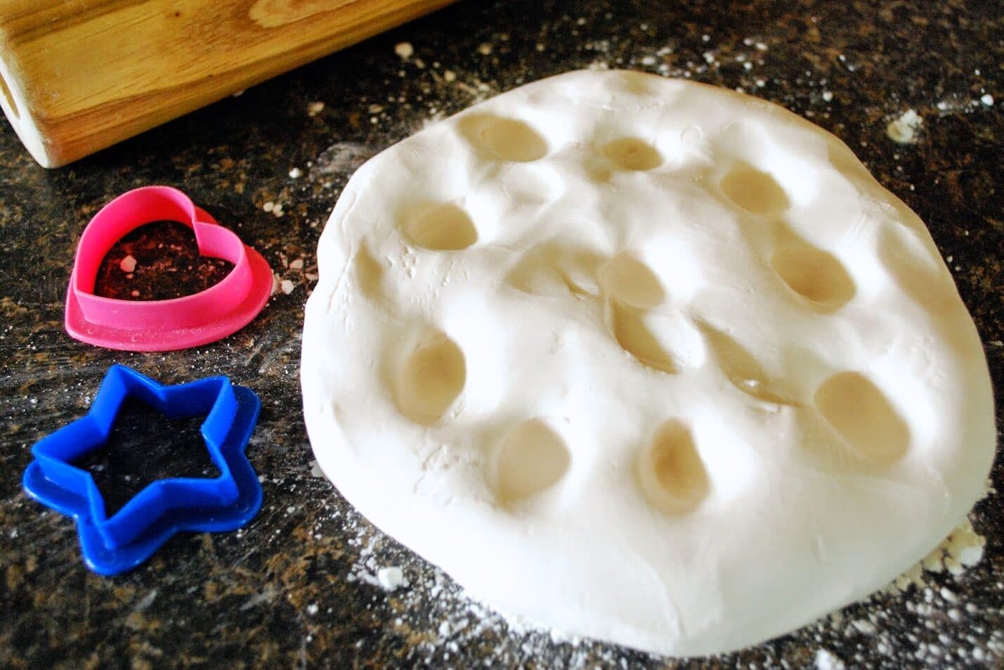 Homemade playdough recipe to use for toddler activities | The Dating Divas