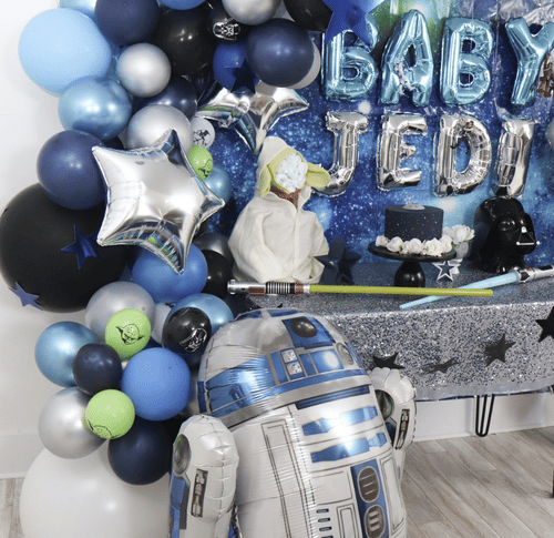 Baby Jedi balloons are backdrop for baby shower | The Dating Divas