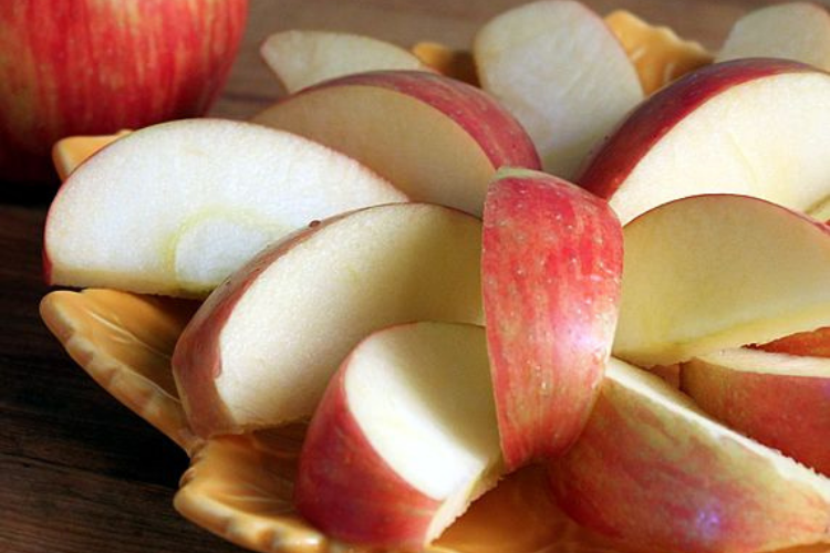 Preventing browning apples | The Dating Divas