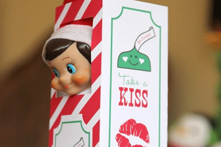 Elf on the shelf inside kissing both | The Dating Divas