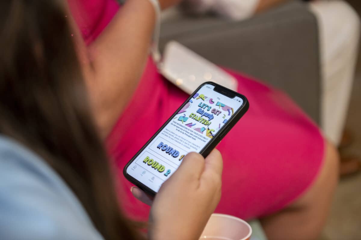 Murder Mystery Game App - www.TheDatingDivas.com Play a murder mystery game with your best friends, using your phones! | The Dating Divas