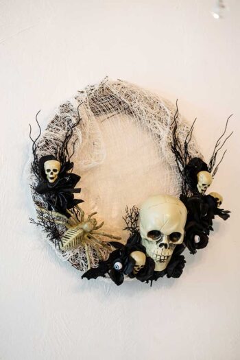 How to make a DIY Halloween wreath | The Dating Divas