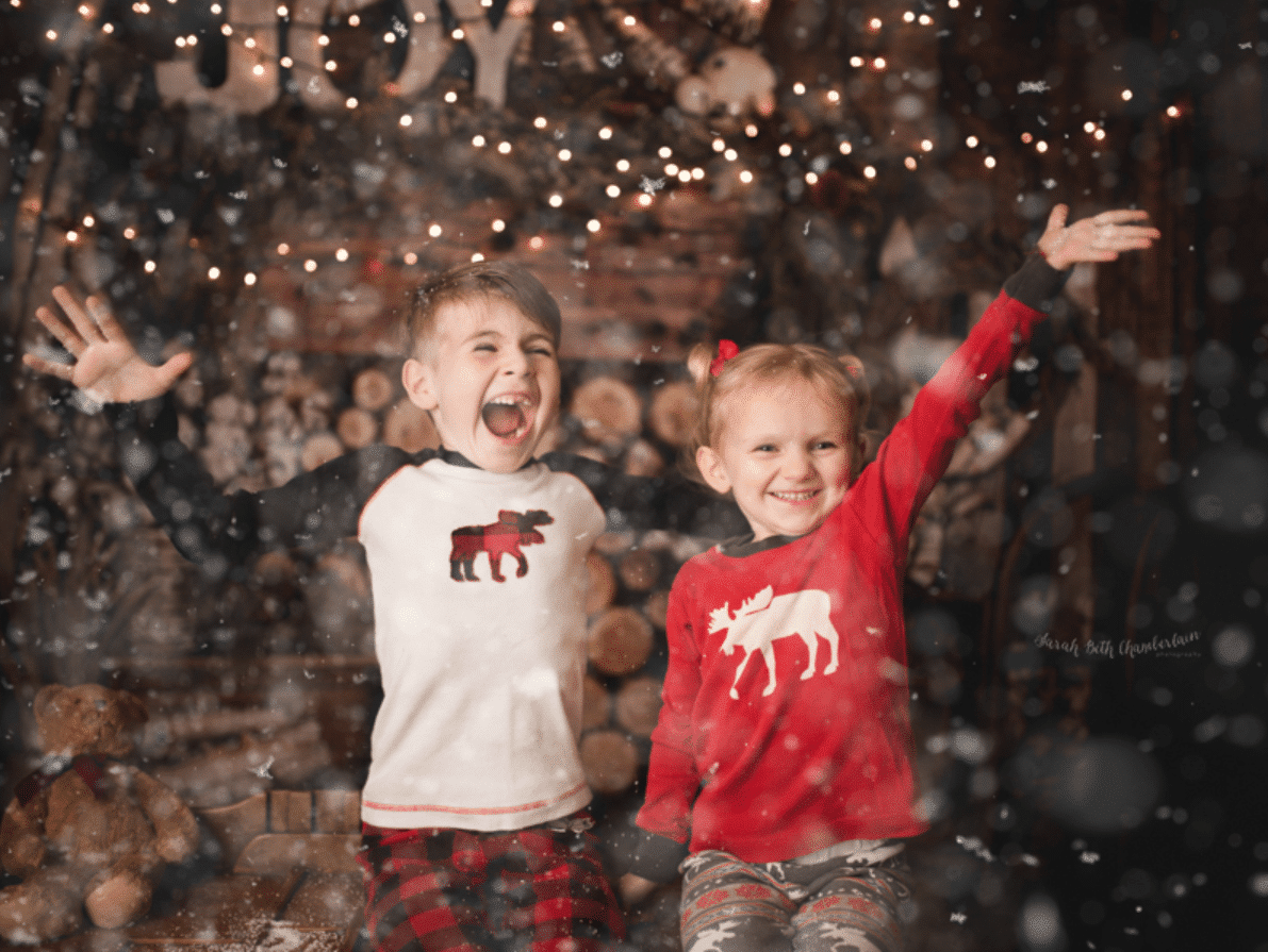 Christmas card ideas showing two young children throwing snow into the air | The Dating Divas