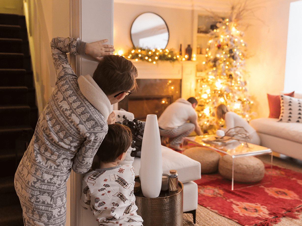 Christmas cards ideas where the kids are spying on mom and dad | The Dating Divas