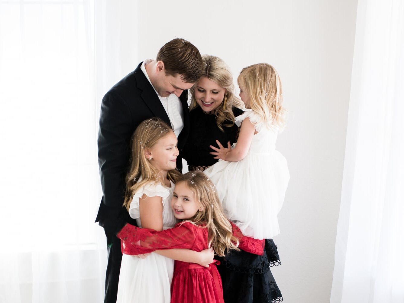 Christmas card ideas that show a family covered in faux snow | The Dating Divas