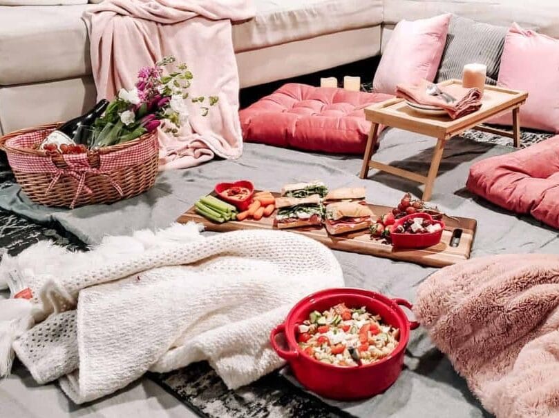Cozy and romantic indoor picnic for two dinner idea | The Dating Divas