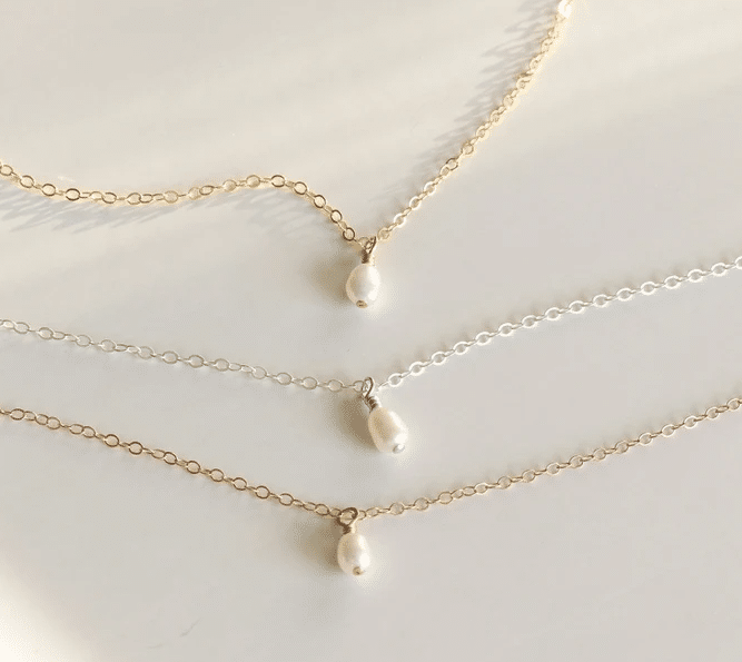 Pearl necklaces are dainty and beautiful, making them the perfect Valentine's Day gifts for her! | The Dating Divas 