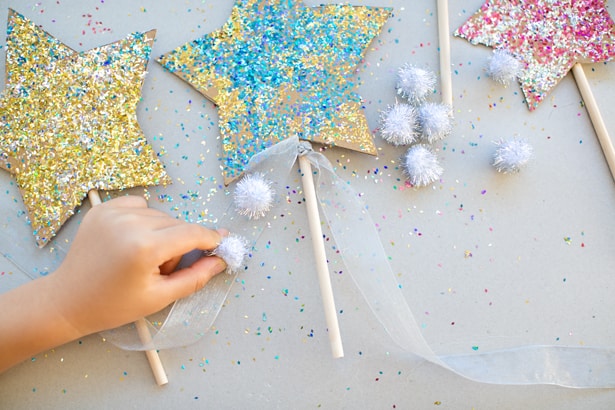 Glitter DIY wands for kids for a New Year's Eve party | The Dating Divas