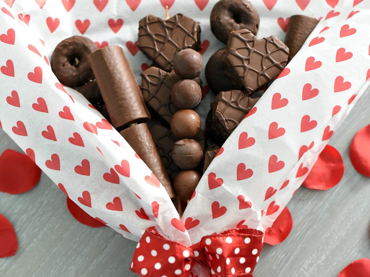 How to make a chocolate bouquet as a cute Valentine's Day gift | The Dating Divas