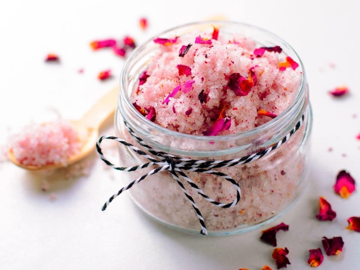 Recipe for a DIY red and pink Valentine's sugar scrub for Valentine's gift ideas | The Dating Divas