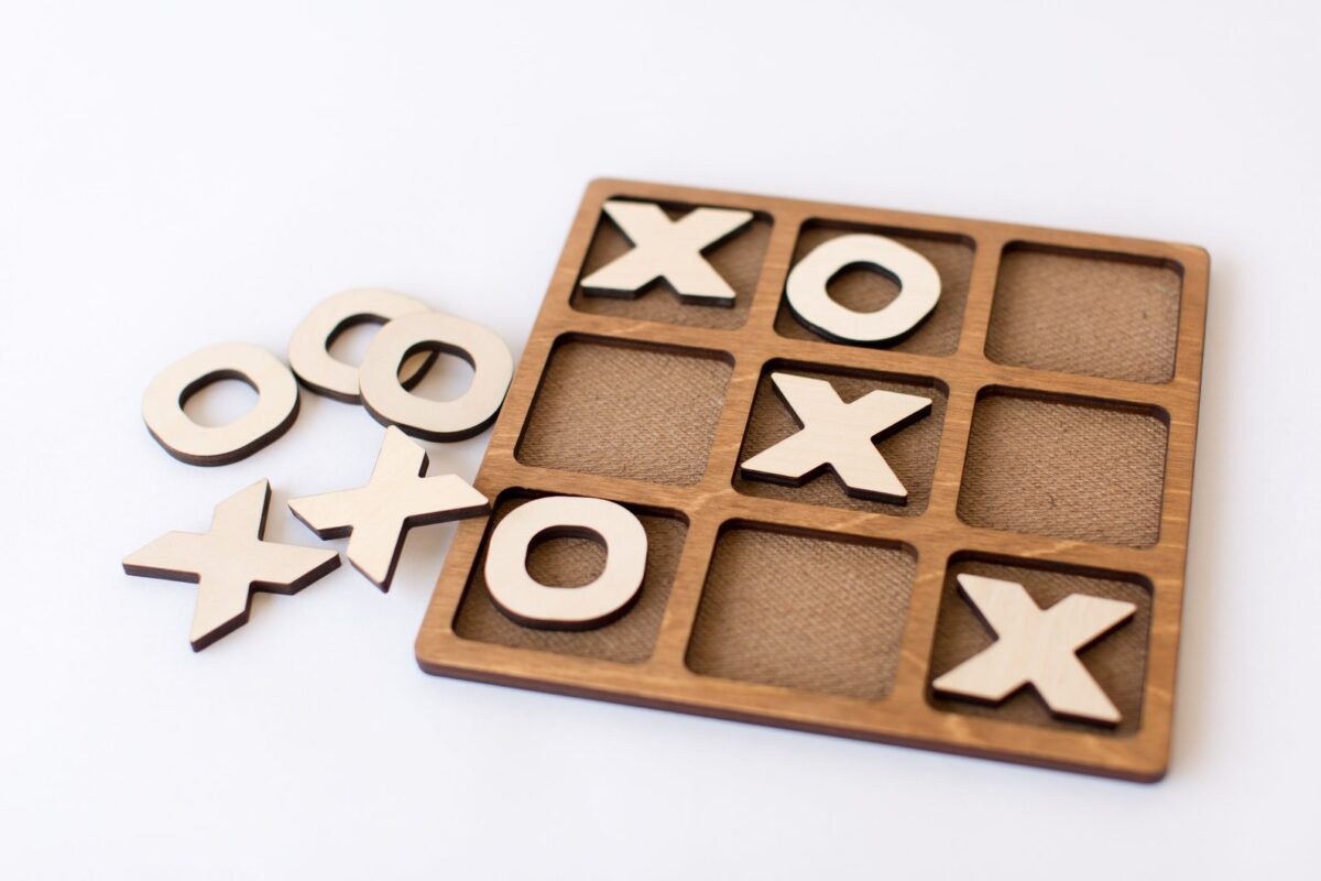 Make your Valentine's Day decorations a game with this coffee table tic-tac-toe . | The Dating Divas