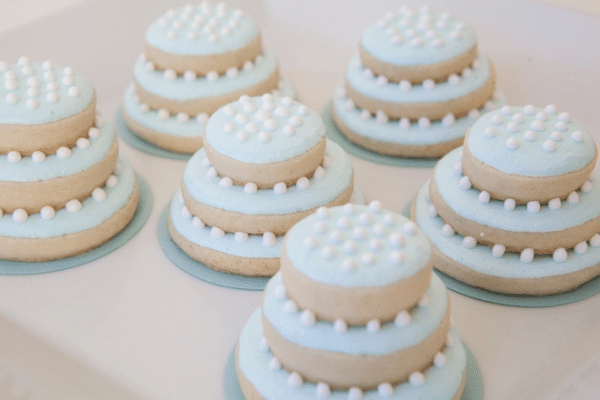 Blue and white wedding cake cookies | The Dating Divas