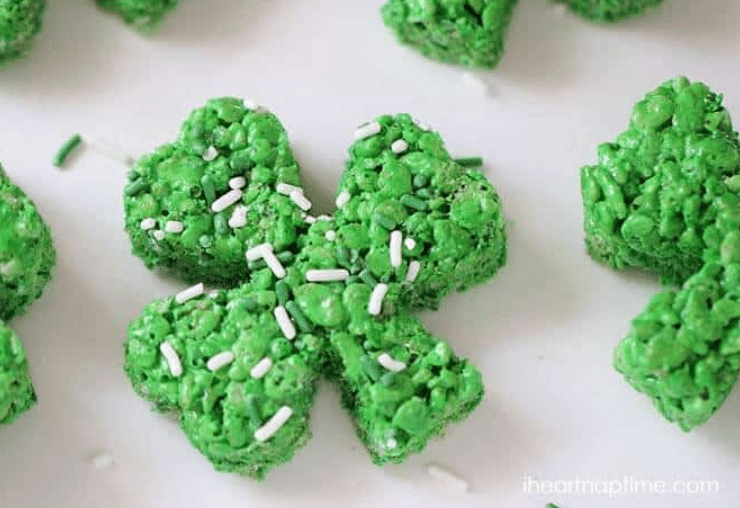 These Clover RIce Krispie Treats are super yummy and perfect for St. Patrick's Day celebrations! | The Dating Divas 