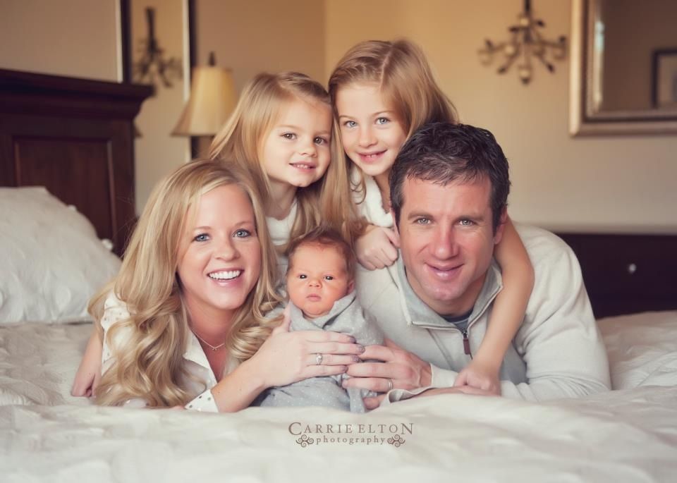 Have the whole family pile up on the bed for some cozy and sweet newborn pictures | The Dating Divas