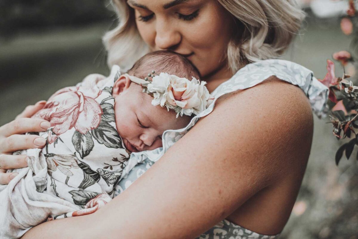 Be sure to get a photo with mom and baby during your newborn pictures | The Dating Divas