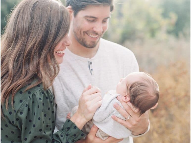 Use gorgeous outdoor lighting to your advantage with an outdoor newborn photo session | The Dating Divas