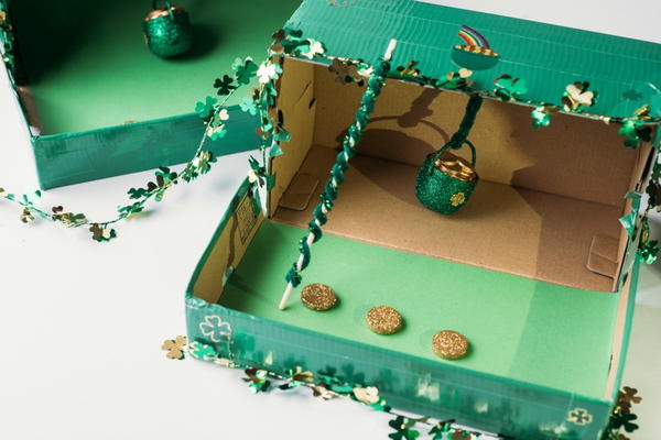 A leprechaun trap made out of a shoebox | The Dating Divas