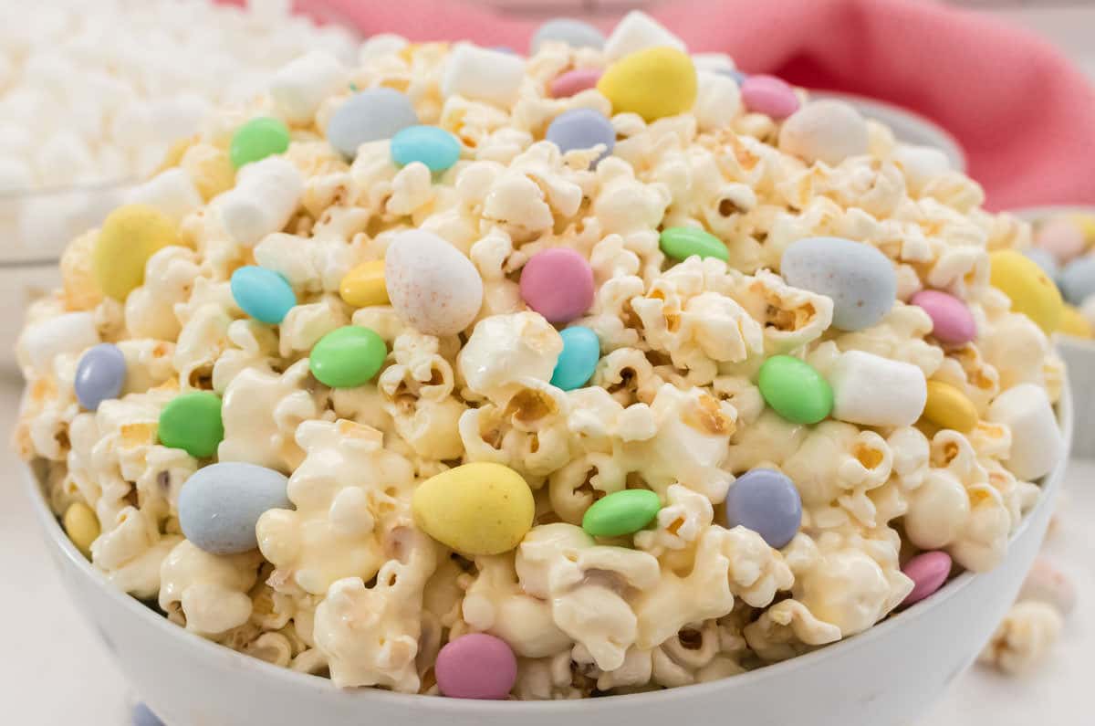 A candy popcorn Easter dessert | The Dating Divas