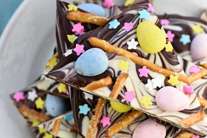 Chocolate bark Easter dessert | The Dating Divas