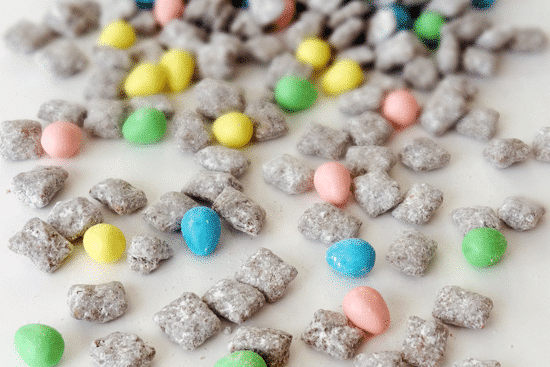 A fun Easter dessert that is similar to muddy buddies | The Dating Divas